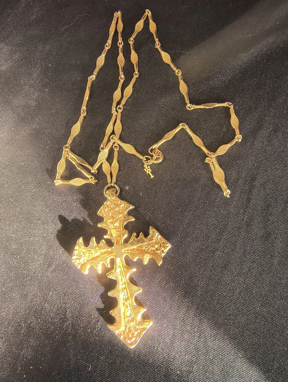 Poshmark Title:Vintage Crown Trifari Gold Tone Cross Pendant Necklace 26